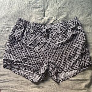 Old Navy Black and White Geometric Women's Shorts